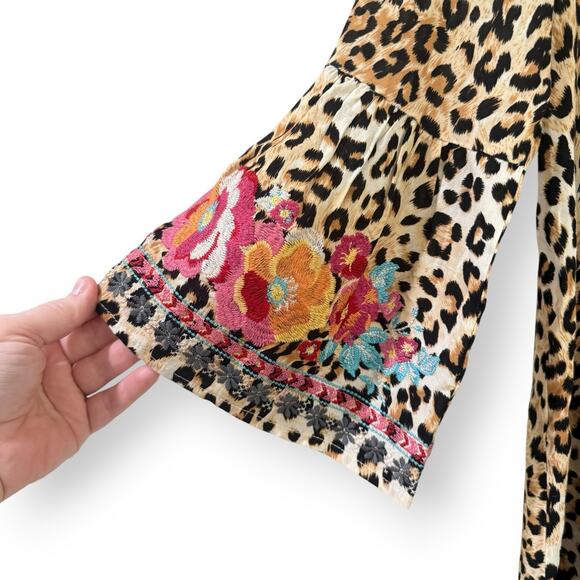 Savanna Jane Leopard Print Floral Embroidered V-Neck Bell Sleeve Tunic Size M - Picture 4 of 11